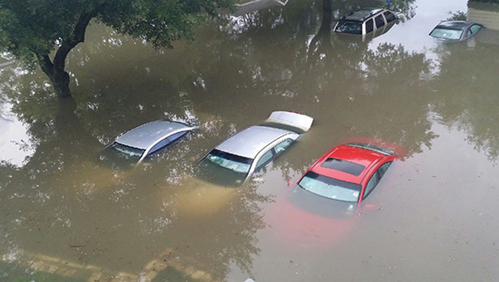 xe ô tô bị ngập nước, thủy kích