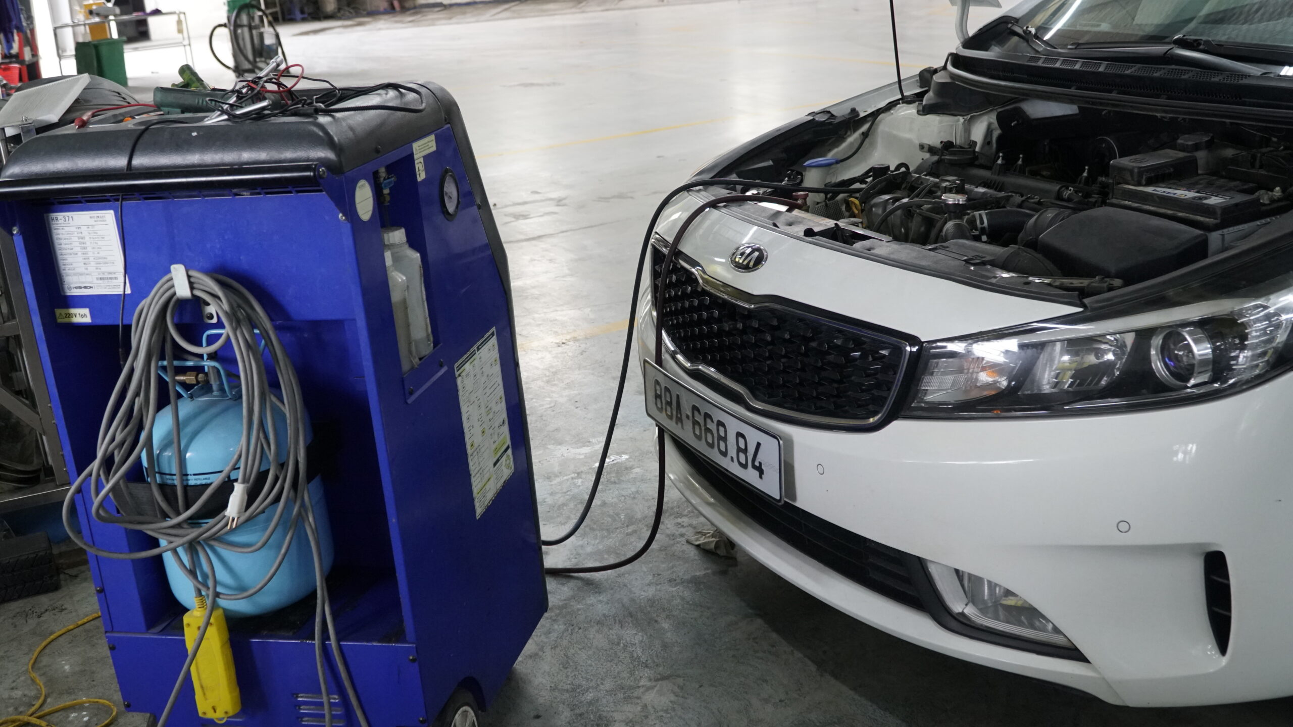 Nạp gas điều hoà ô tô tại Pro Car