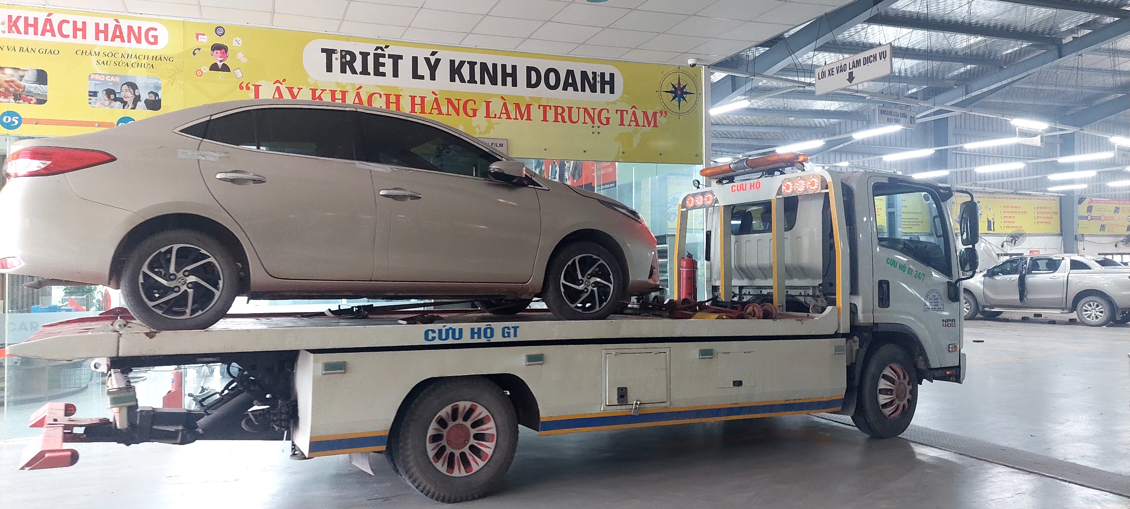 Xe Ngập Nước: Nên Khởi Động Lại Hay Gọi Cứu Hộ?