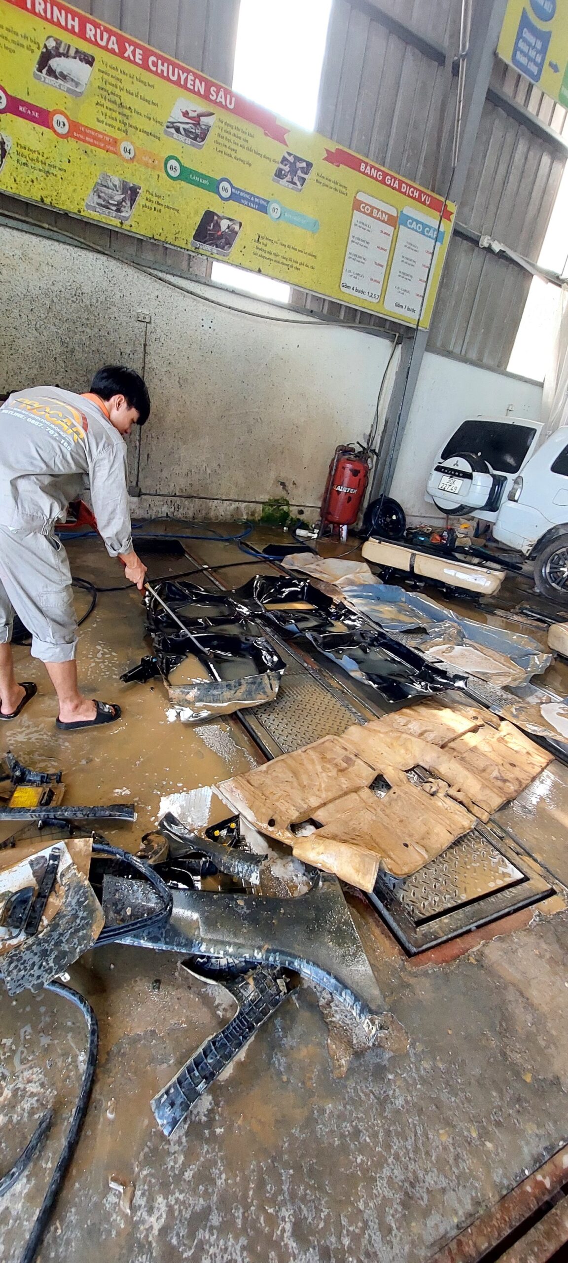 Hướng dẫn vệ sinh nội thất ô tô sau khi dính bùn đất