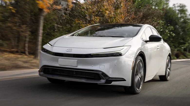 xe hybrid hiện đại, thông minh